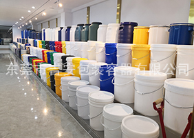 欧美大屌喷浆吉安容器一楼涂料桶、机油桶展区